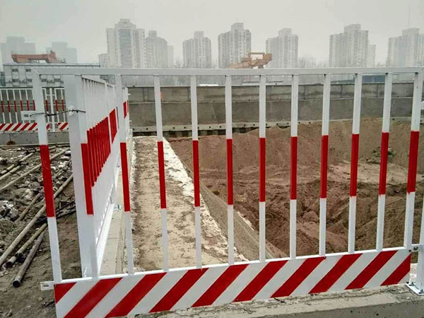 豎桿基坑護欄